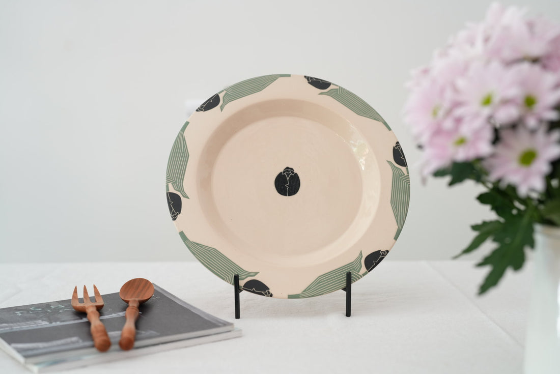 Shirogarasu Studio Black Tulip Large Round Plate