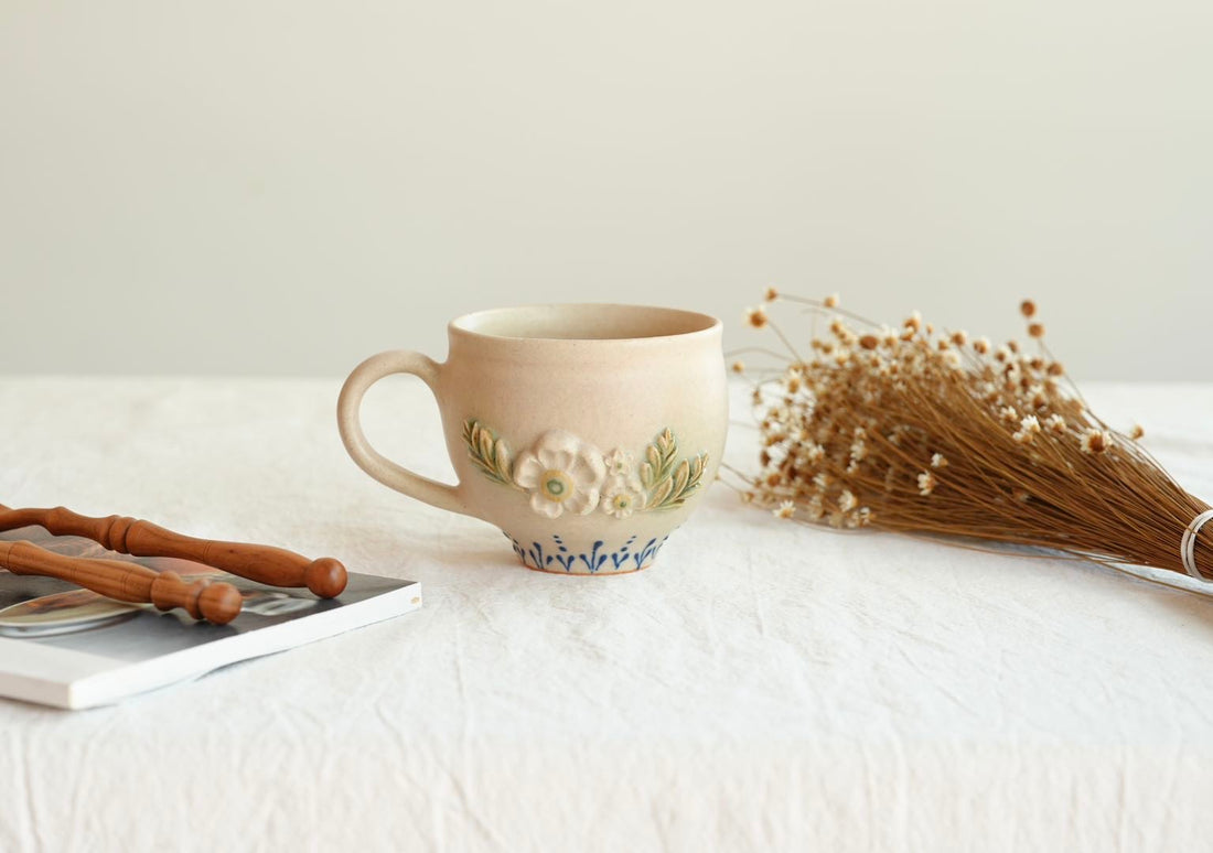 谷口なづみ Flower Embossed Ceramic Mug - Blue Pattern