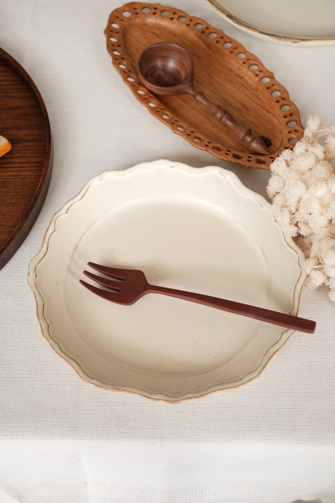 Mashiko Pottery Minimalist lace-edged plate