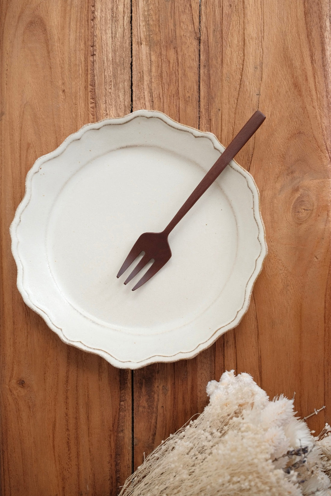 Mashiko Pottery Minimalist lace-edged plate