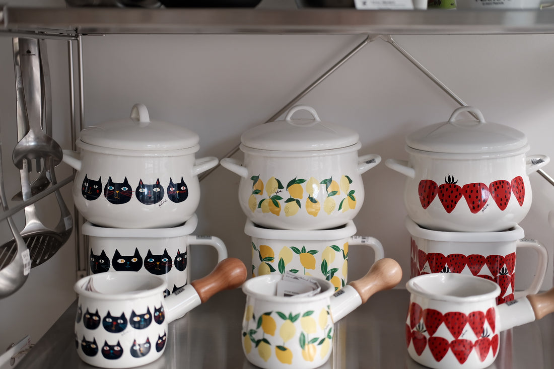 Plune Enamel Two-Handed Pot - Strawberry