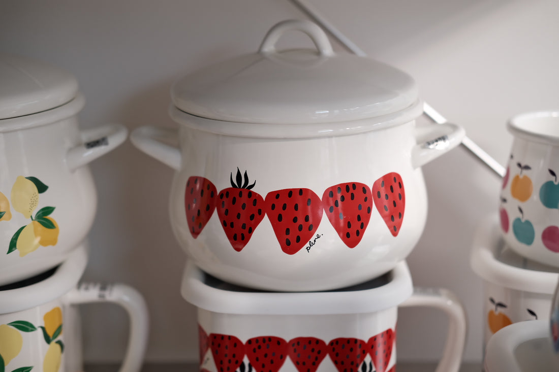 Plune Enamel Two-Handed Pot - Strawberry