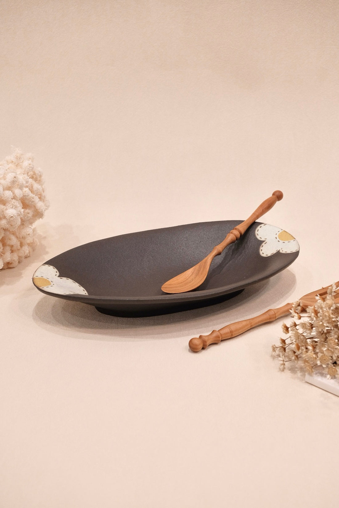 Kei Mitsumochi ミツ持啓 Oval Plate - Black Flower KM09