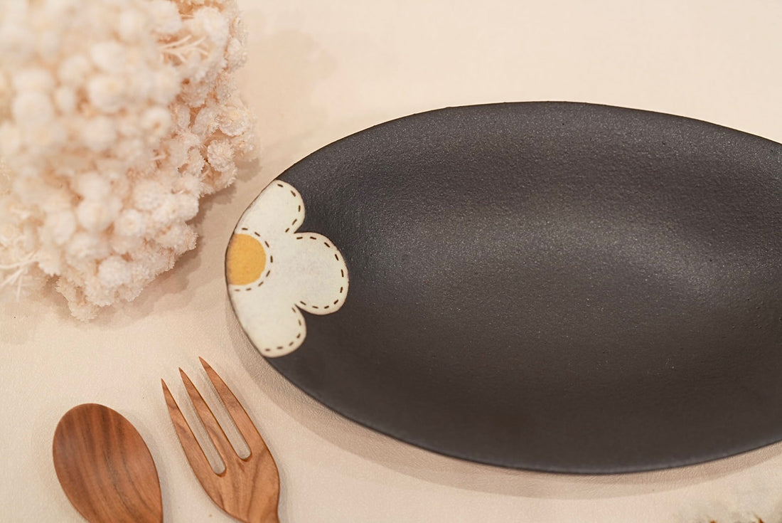 Kei Mitsumochi ミツ持啓 Oval Plate - Black Flower KM09