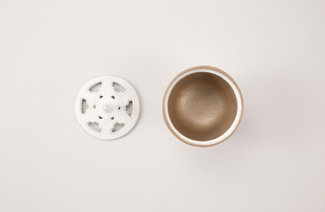 IWACHU Iron "Korosu" Flower Petal Incense Burner -White/Gold