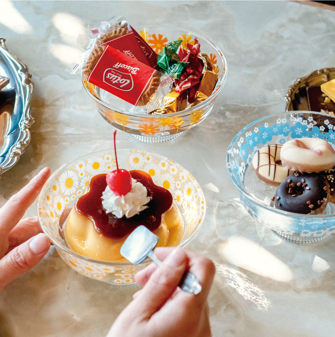 Aderai Glass Retro Pedestal Shallow Dessert Bowl - Blue Flower