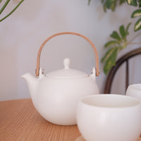 SALIU YUI Teapot Set 600ml - 5 Piece Gift Set (Teapot, Large Cup, Tea Tray) White