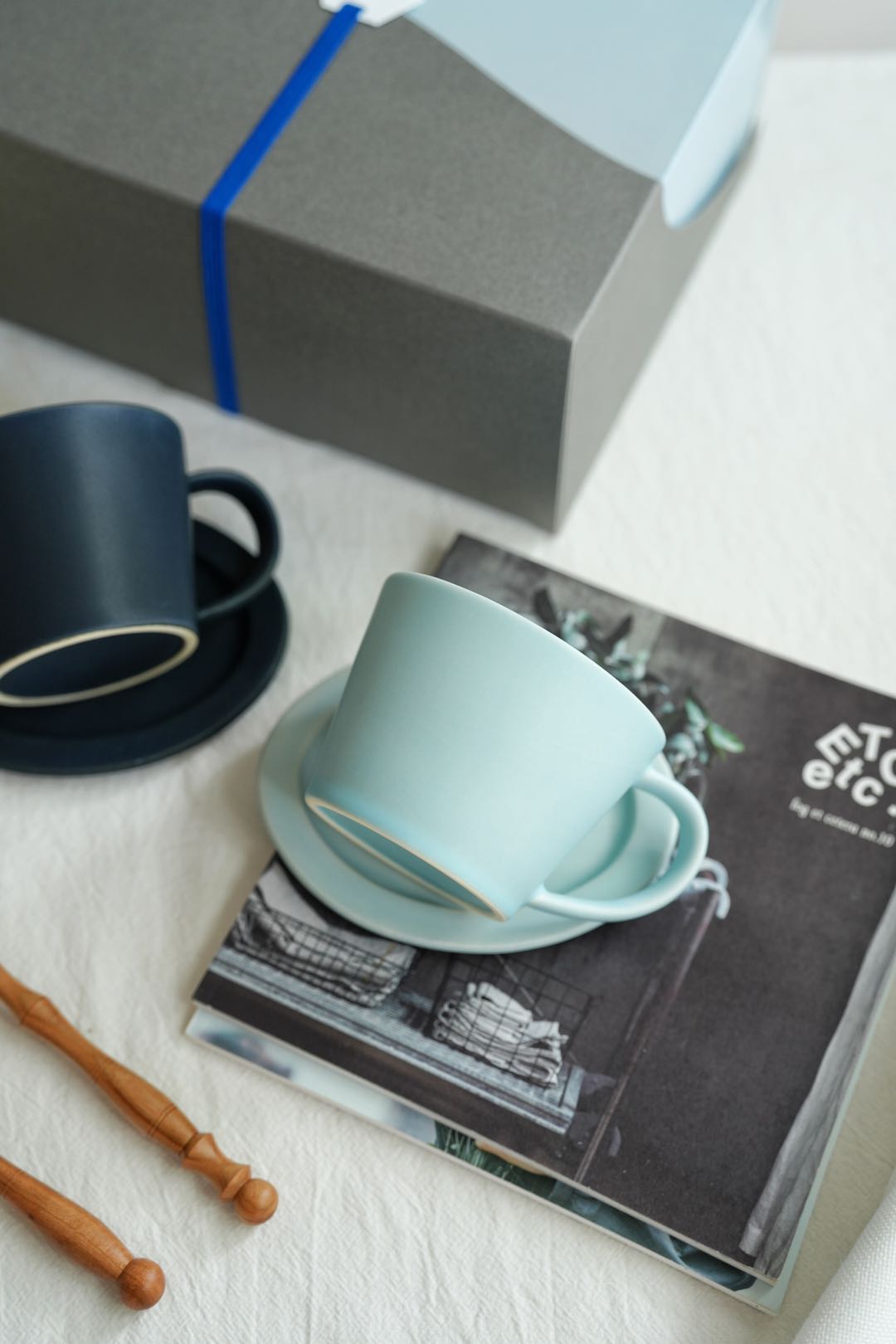 SAKUZAN Sara Gift D Set (2 Coffee Cups & 2 Small Oval Plates) - Navy x Fujiro