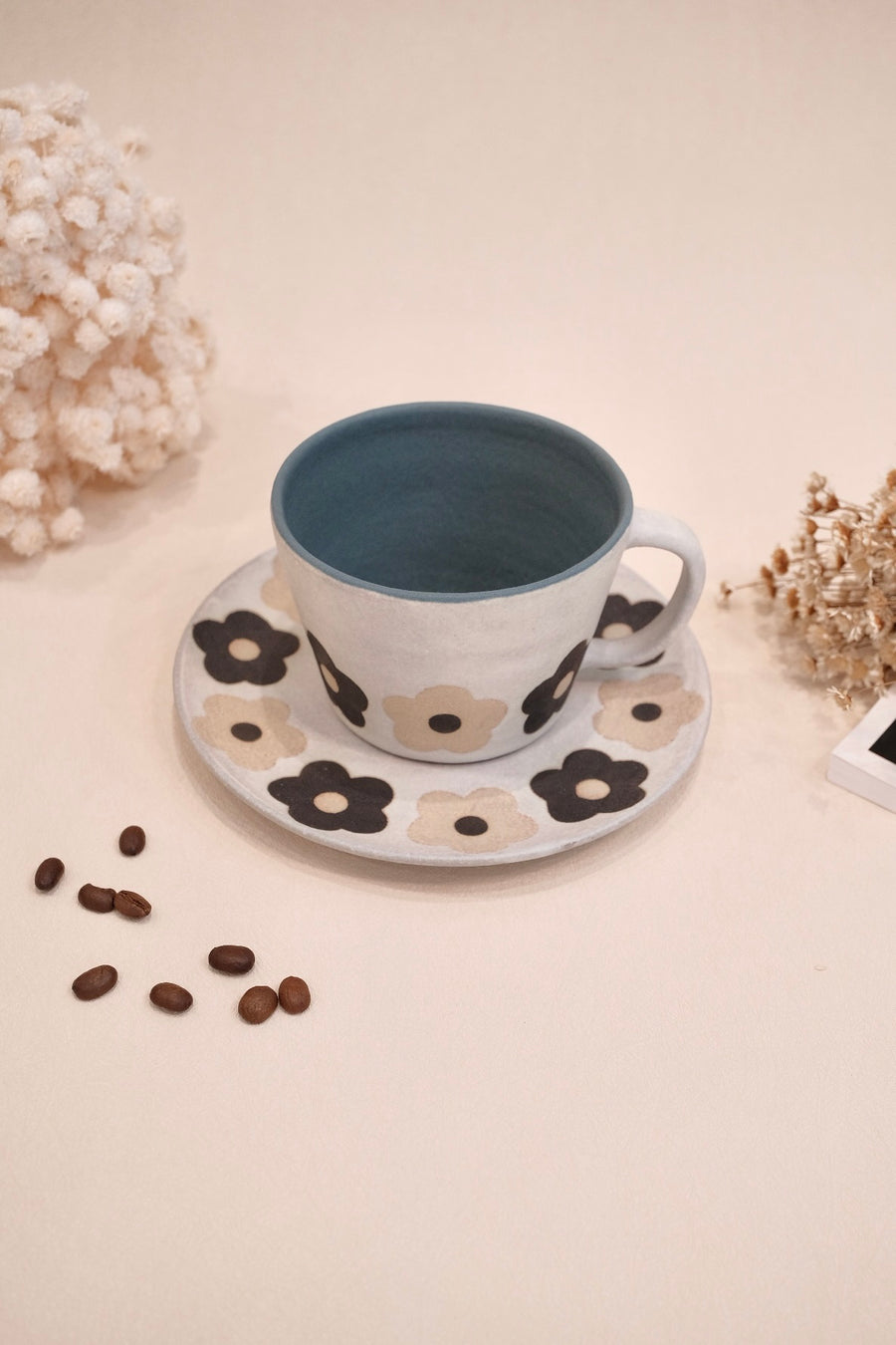 Kei Mitsumochi ミツ持啓 Cream & Black Flower Mug and Saucer KM54