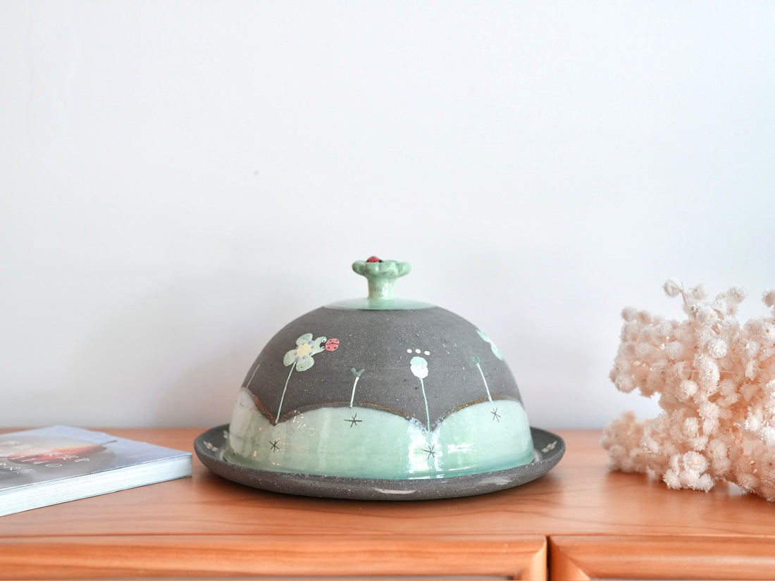 Akemi Nakamura 中村明美 Cake Holder with Lid AN32