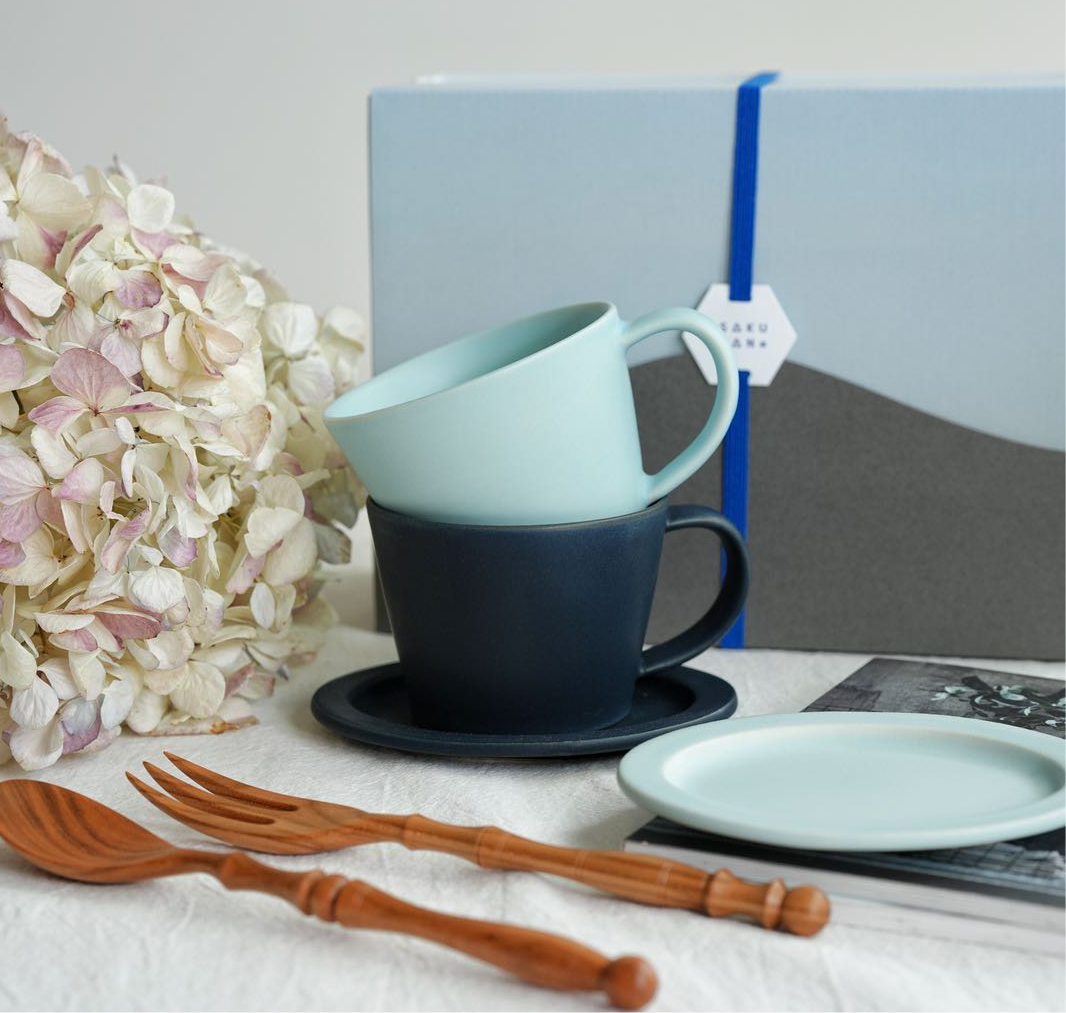 SAKUZAN Sara Gift D Set (2 Coffee Cups & 2 Small Oval Plates) - Navy x Fujiro