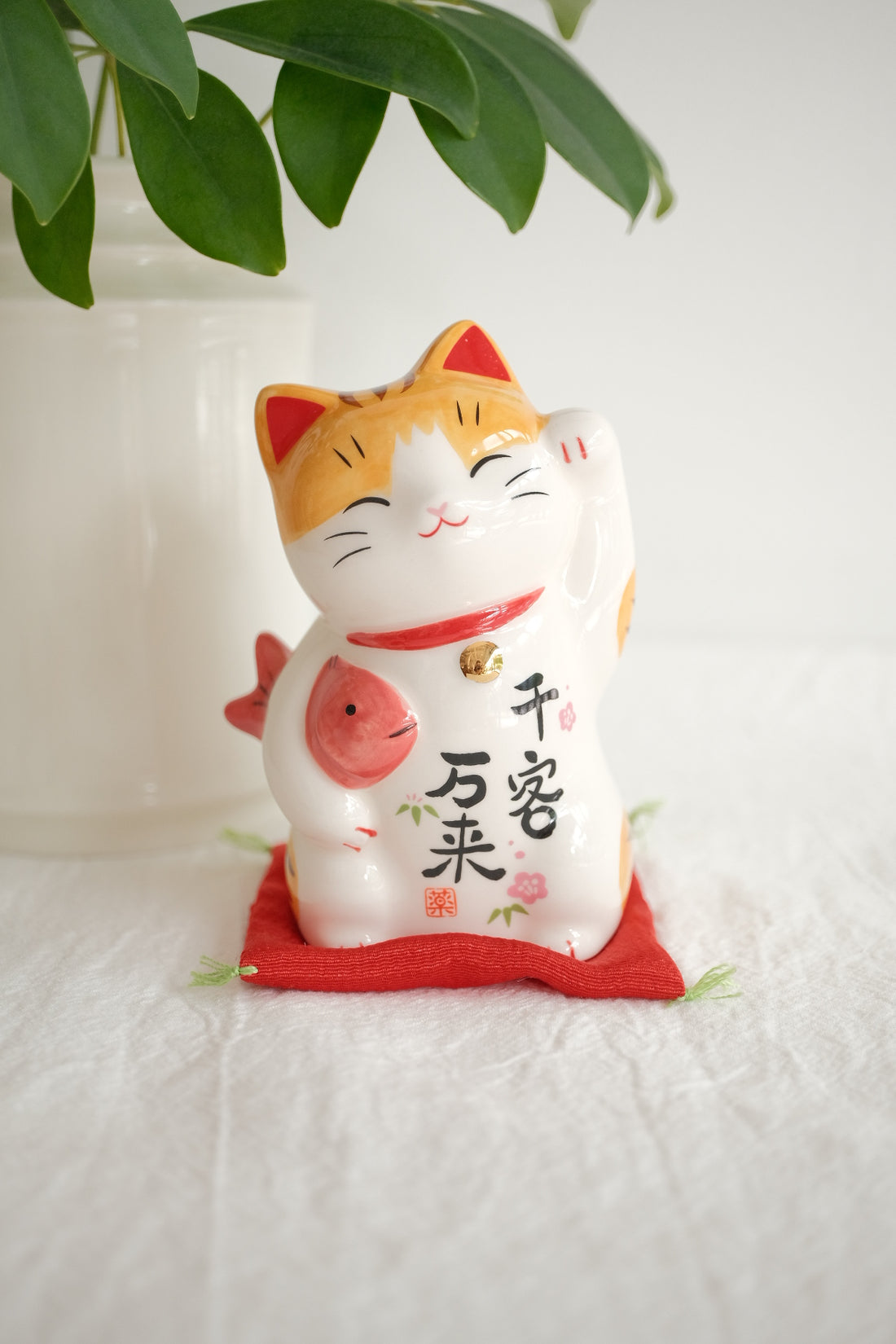 薬師窯 Maneki Neko Lucky Cat Ornament - Welcoming