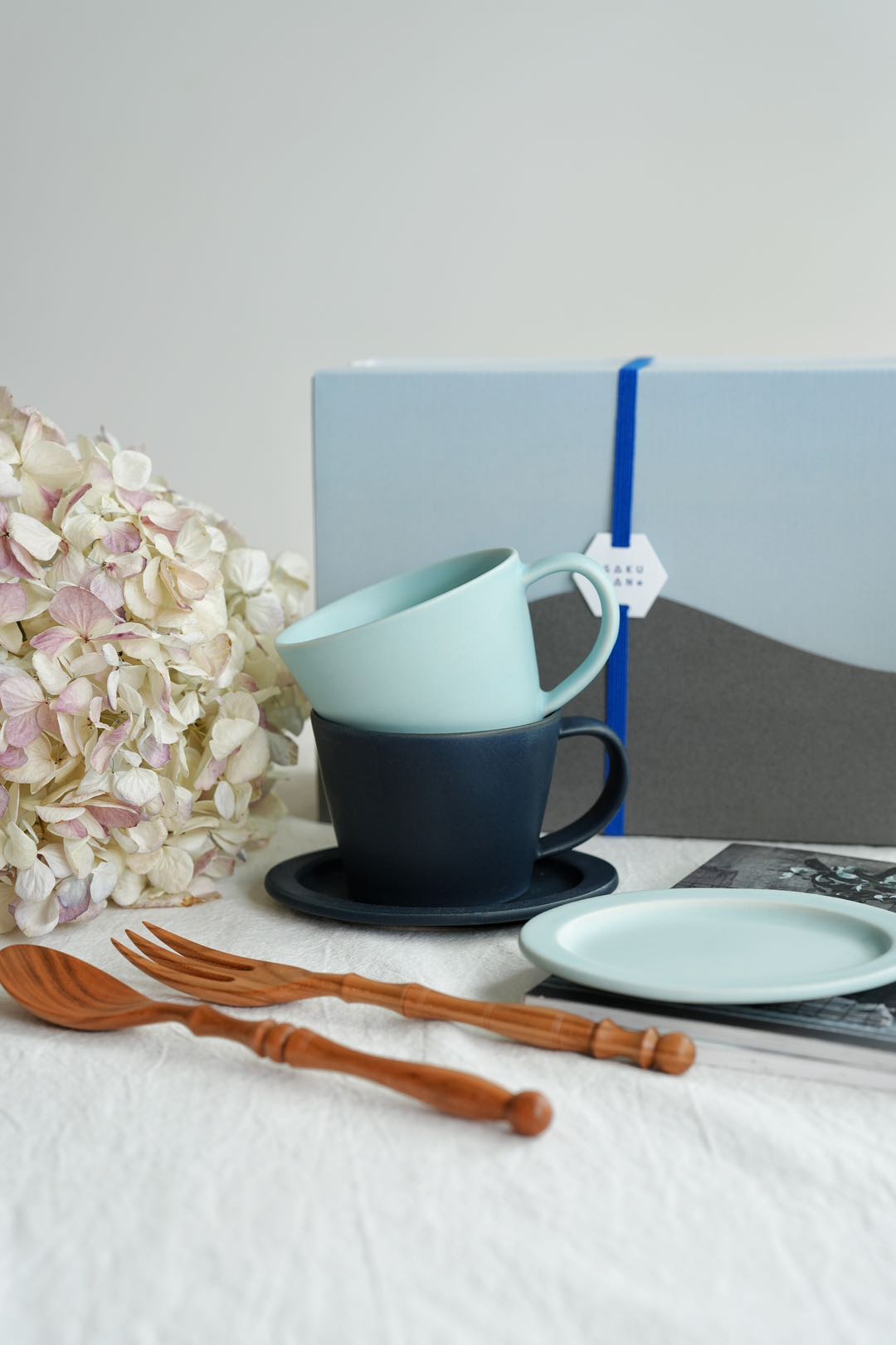 SAKUZAN Sara Gift D Set (2 Coffee Cups & 2 Small Oval Plates) - Navy x Fujiro
