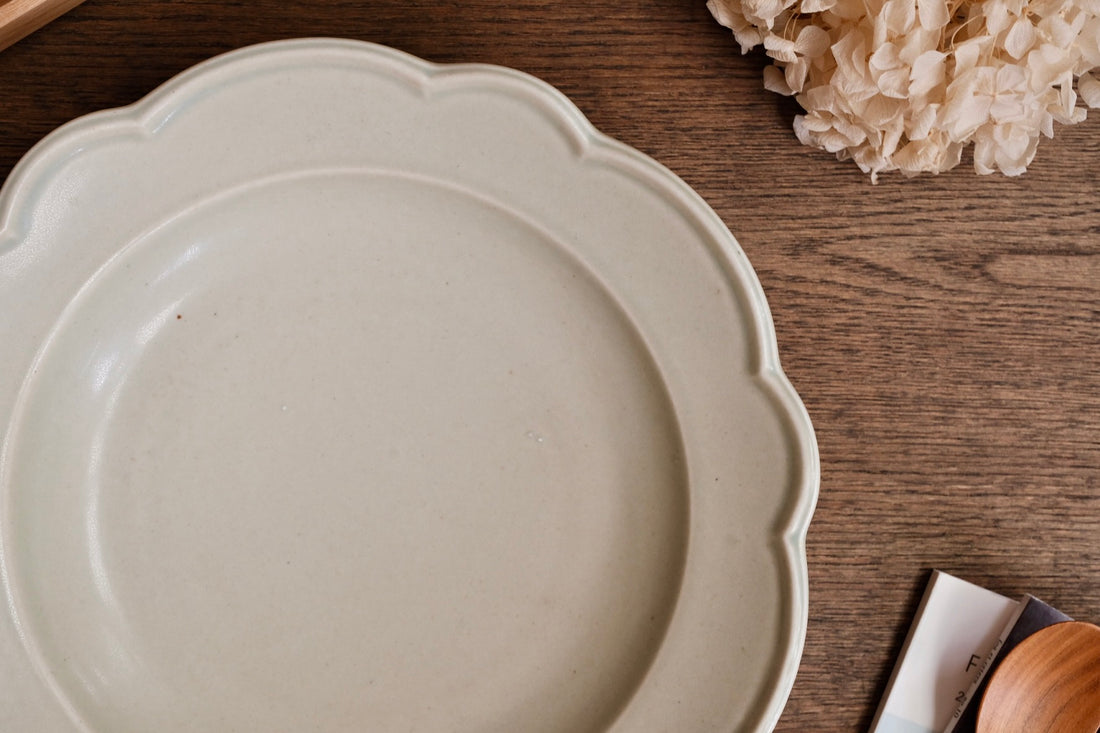 Atelier Gyuusha Large Floral Shape Round Deep Plate