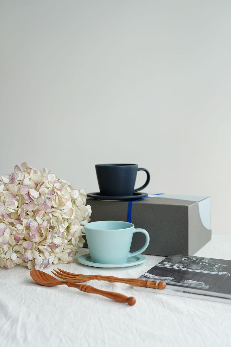 SAKUZAN Sara Gift D Set (2 Coffee Cups & 2 Small Oval Plates) - Navy x Fujiro