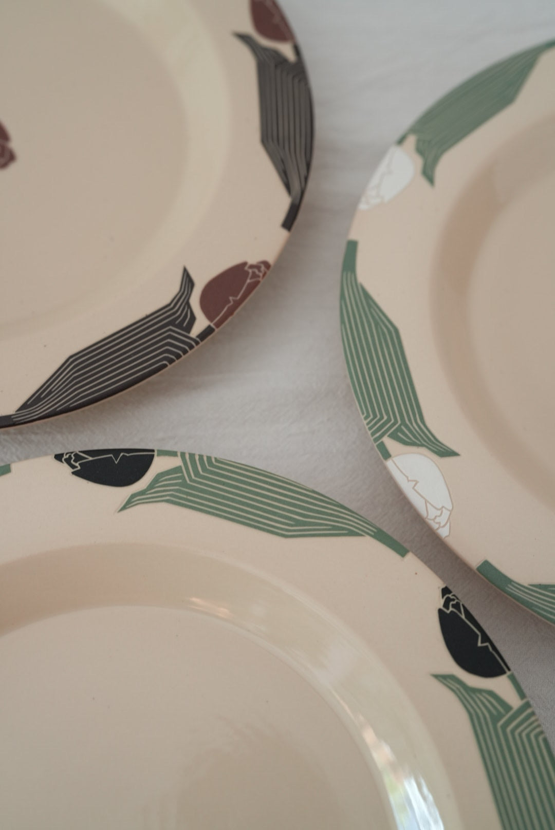 Shirogarasu Studio Black Tulip Large Round Plate
