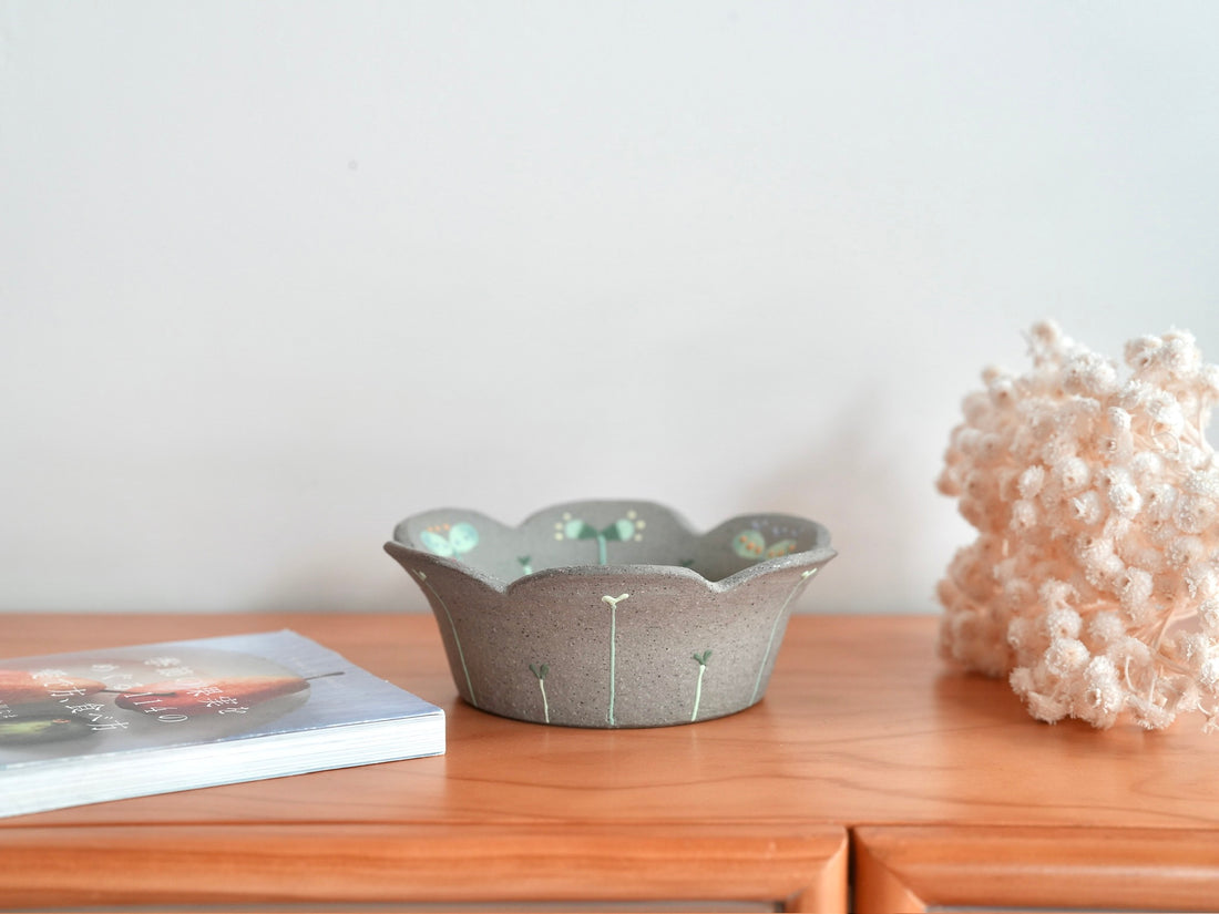 Akemi Nakamura 中村明美 Large Flower Shaped Bowl AN21