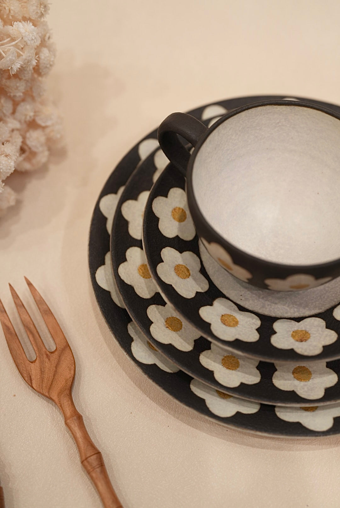 Kei Mitsumochi ミツ持啓 Floral Black Rim Round Plate - 16cm Small KM30