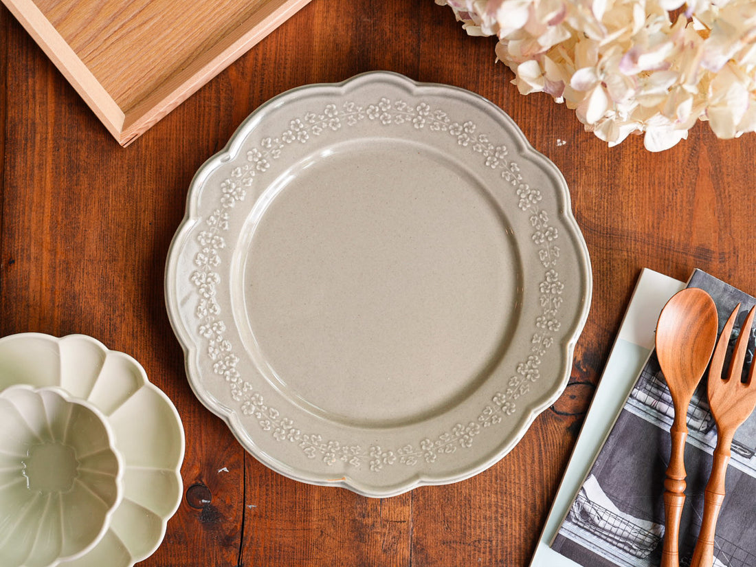 Atelier Gyuusha Large Floral Shape Round Plate
