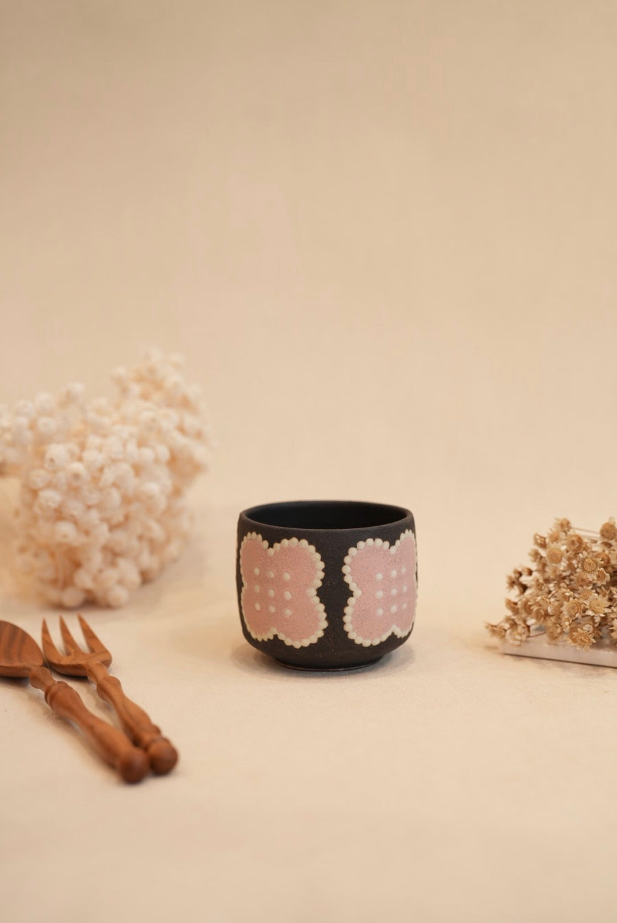 Kei Mitsumochi ミツ持啓 Flower with Black Background Mug - Pink KM61