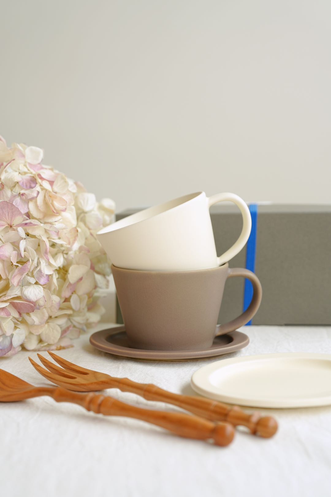 SAKUZAN Sara Gift D Set (2 Coffee Cups & 2 Small Oval Plates) - Cream x Brown