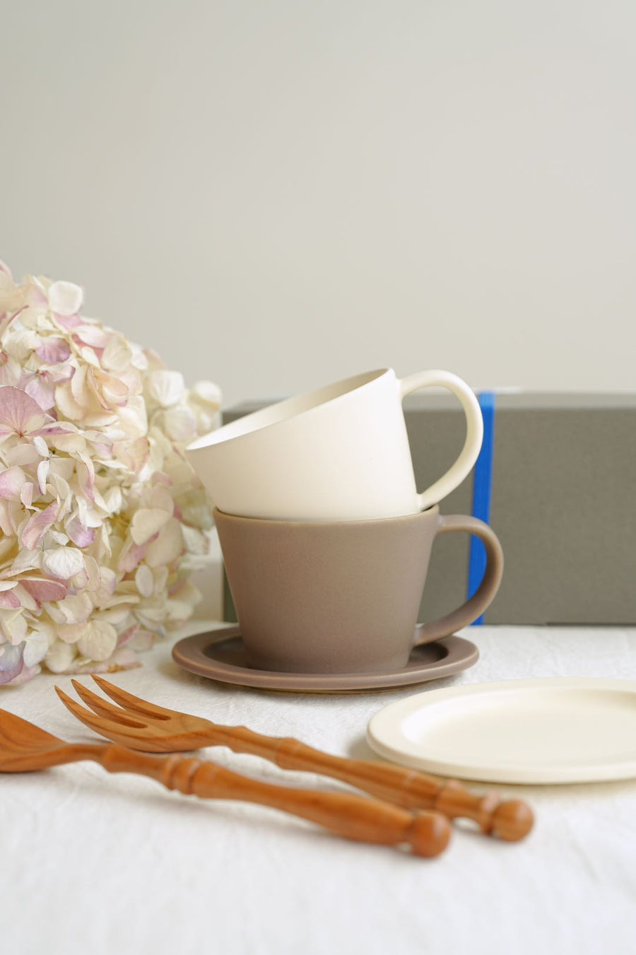SAKUZAN Sara Gift D Set (2 Coffee Cups & 2 Small Oval Plates) - Cream x Brown