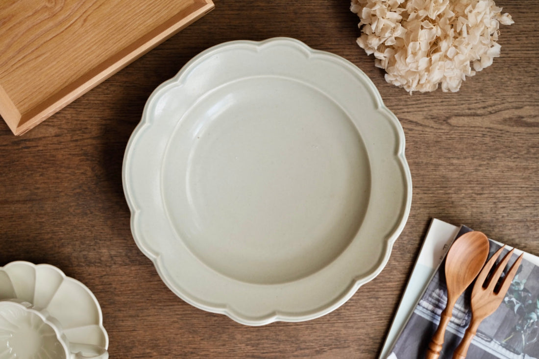 Atelier Gyuusha Large Floral Shape Round Deep Plate