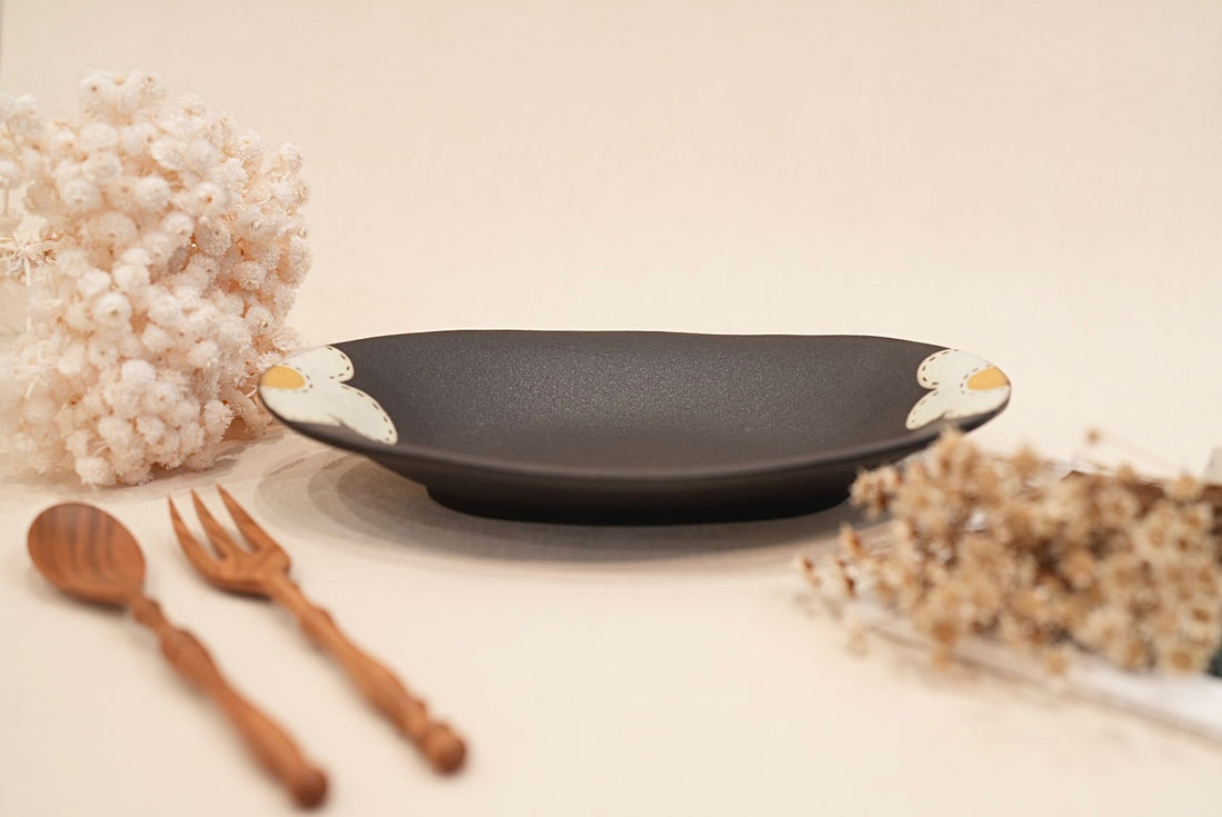 Kei Mitsumochi ミツ持啓 Oval Plate - Black Flower KM09