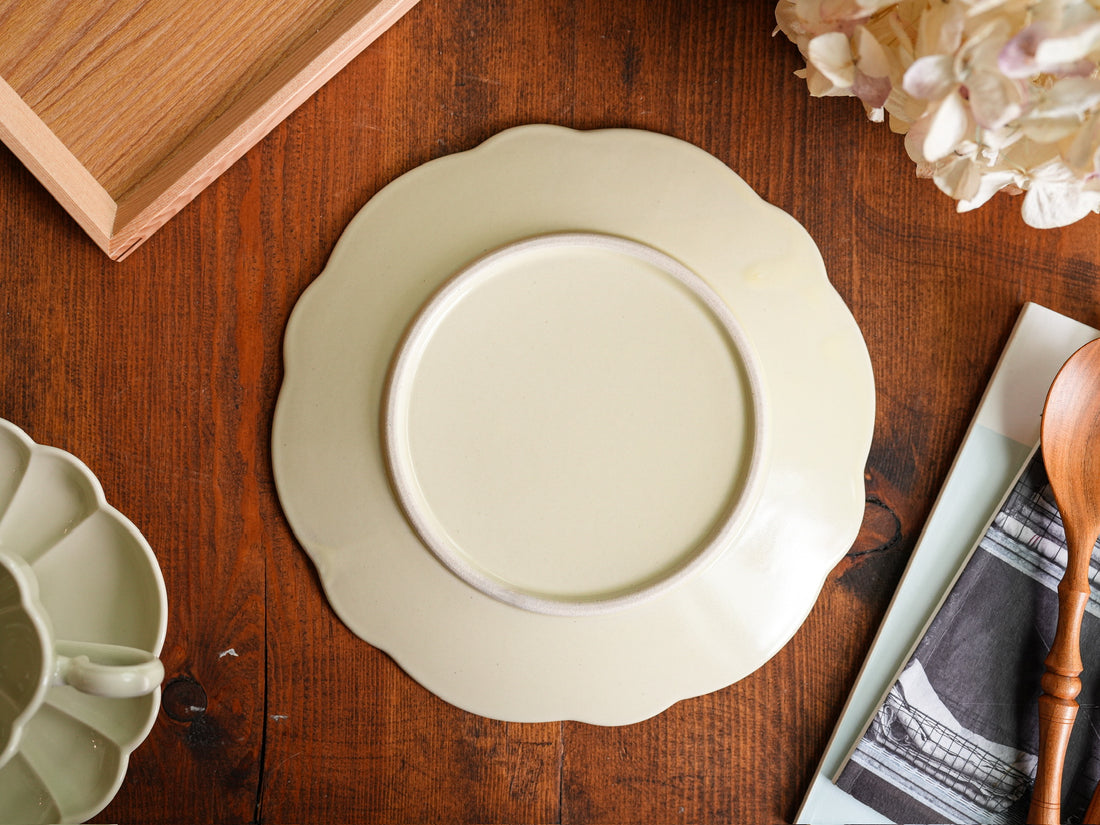 Atelier Gyuusha Medium Floral Shape Round Plate