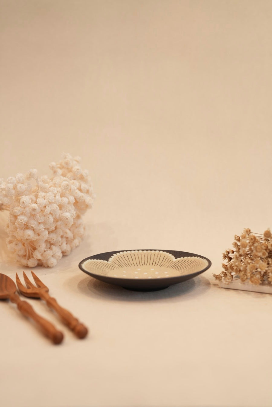 Kei Mitsumochi ミツ持啓 White Flower with Black Background Small Round Plate  KM34