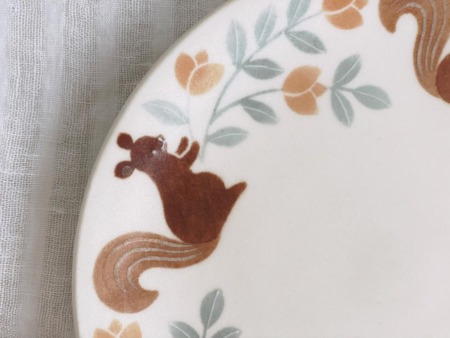 Buncho Pottery 7寸/Plate of squirrels and tulips