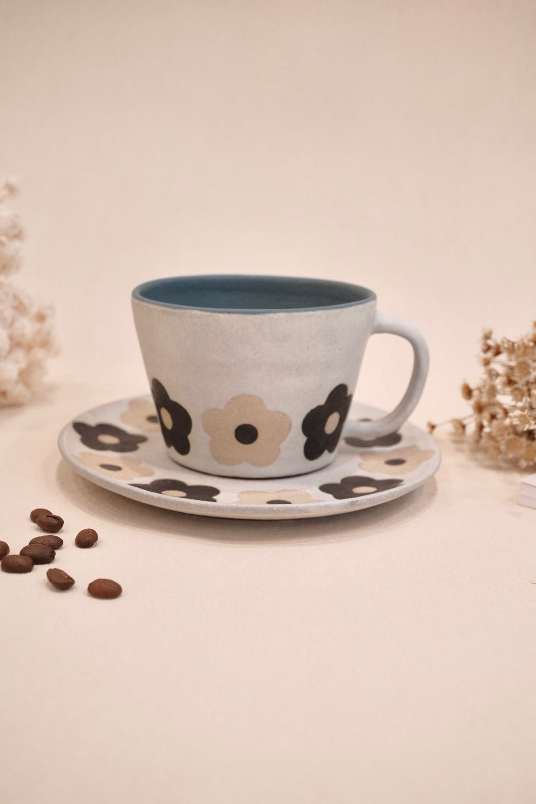 Kei Mitsumochi ミツ持啓 Cream & Black Flower Mug and Saucer KM54