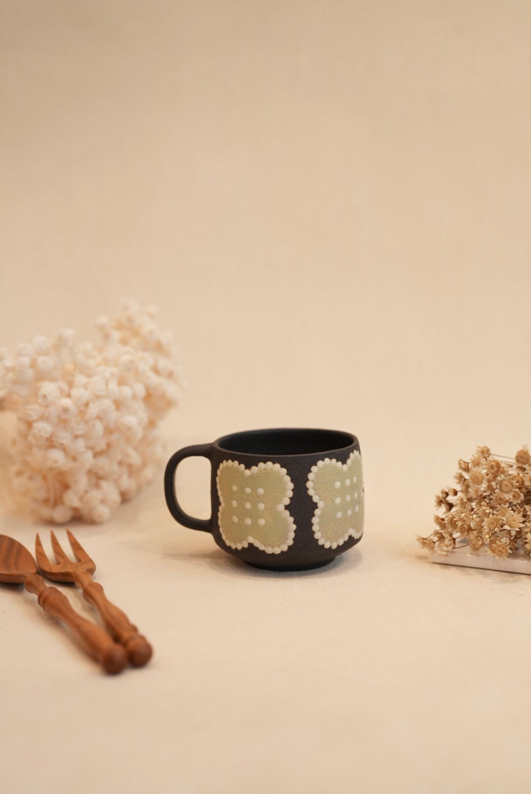 Kei Mitsumochi ミツ持啓 Flower with Black Background Mug - Green KM62