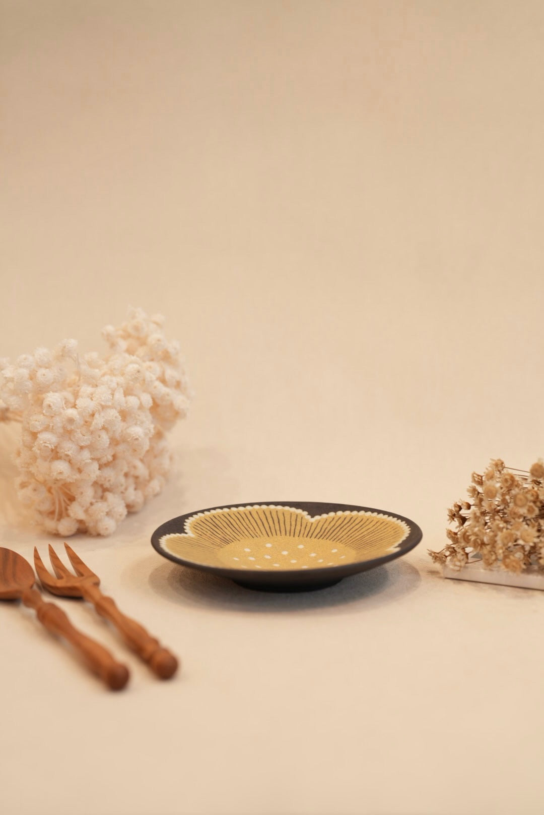 Kei Mitsumochi ミツ持啓 Yellow Flower with Black Background Small Round Plate  KM33