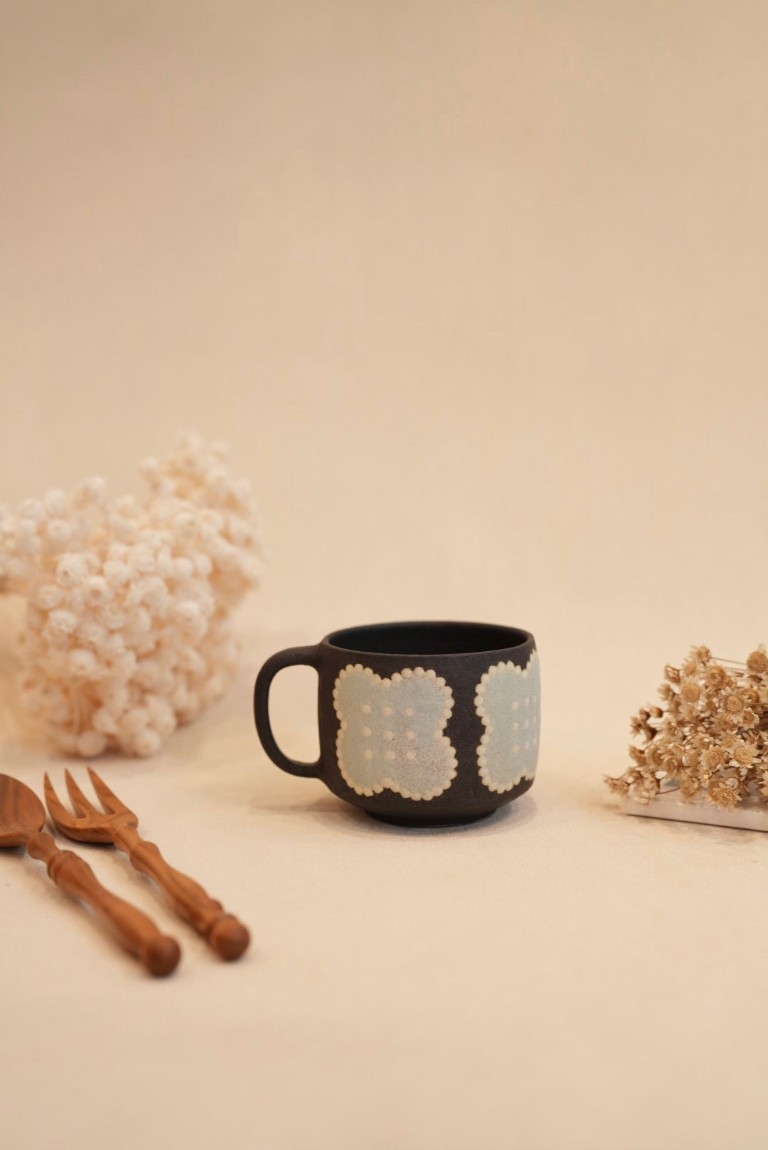 Kei Mitsumochi ミツ持啓 Flower with Black Background Mug - Blue KM65