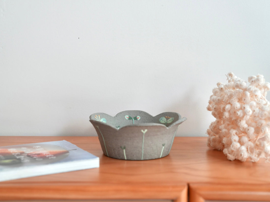 Akemi Nakamura 中村明美 Large Flower Shaped Bowl AN21