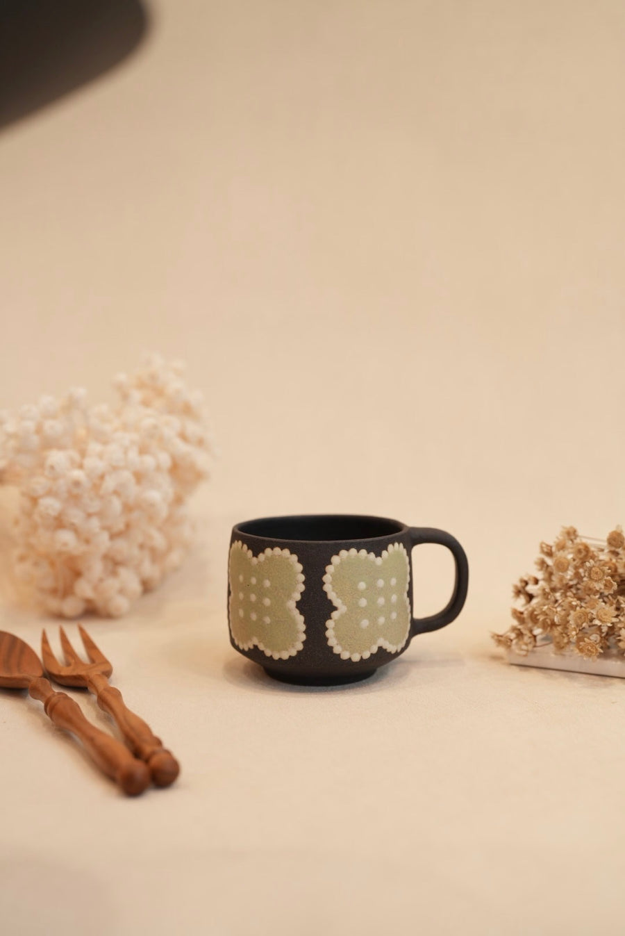 Kei Mitsumochi ミツ持啓 Flower with Black Background Mug - Green KM62