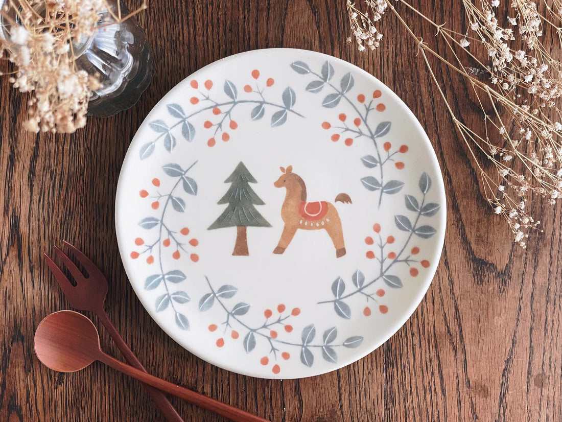 Buncho Pottery 7寸/A plate of horses and red berries