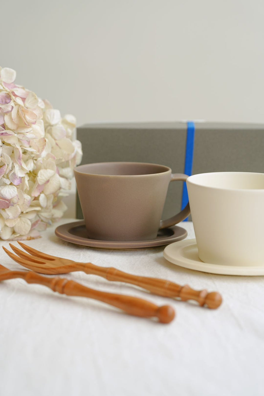 SAKUZAN Sara Gift D Set (2 Coffee Cups & 2 Small Oval Plates) - Cream x Brown