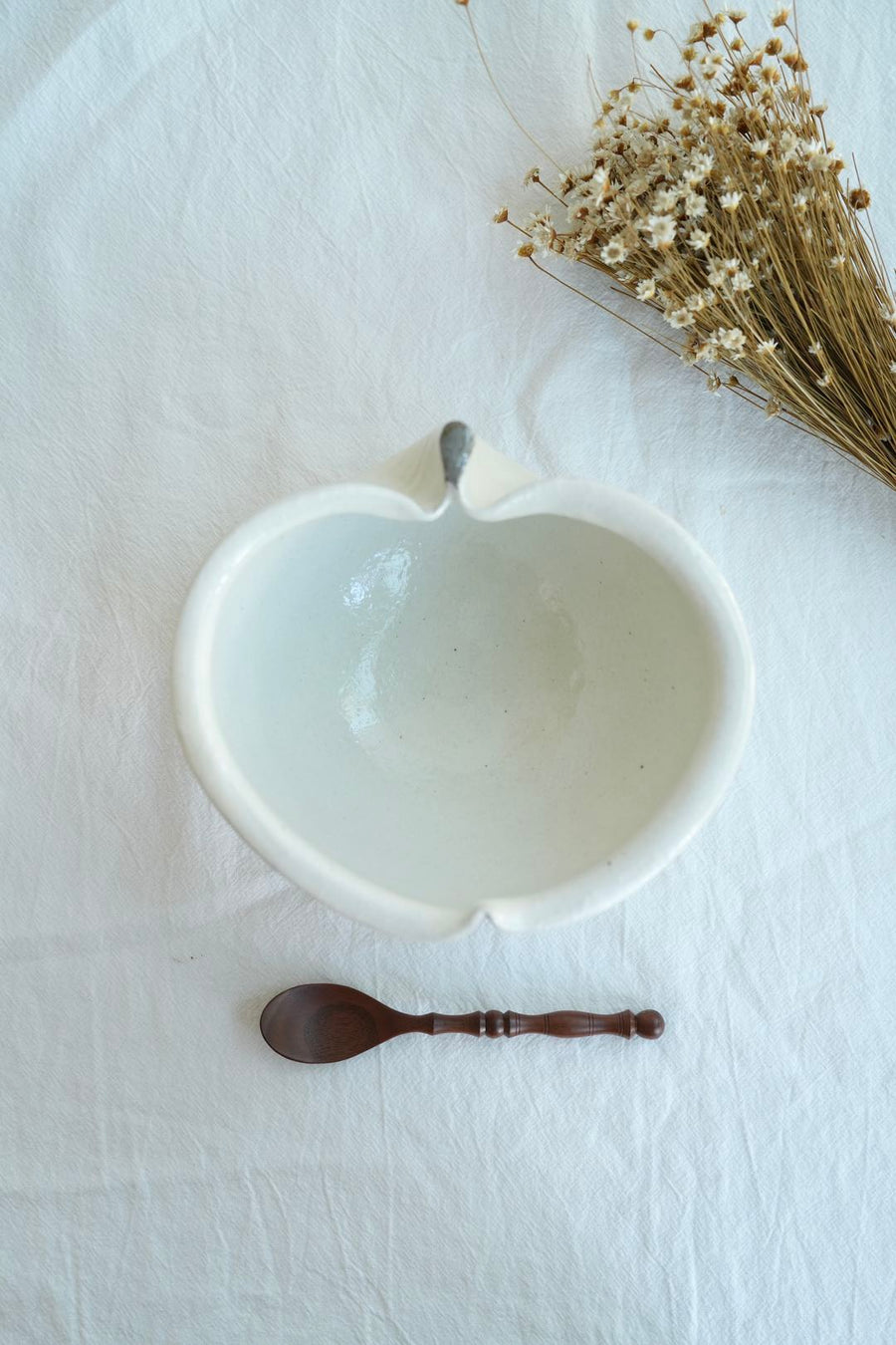 Hirokazu Furutani 古谷浩一 - White Apple Shaped 19cm Bowl HF04
