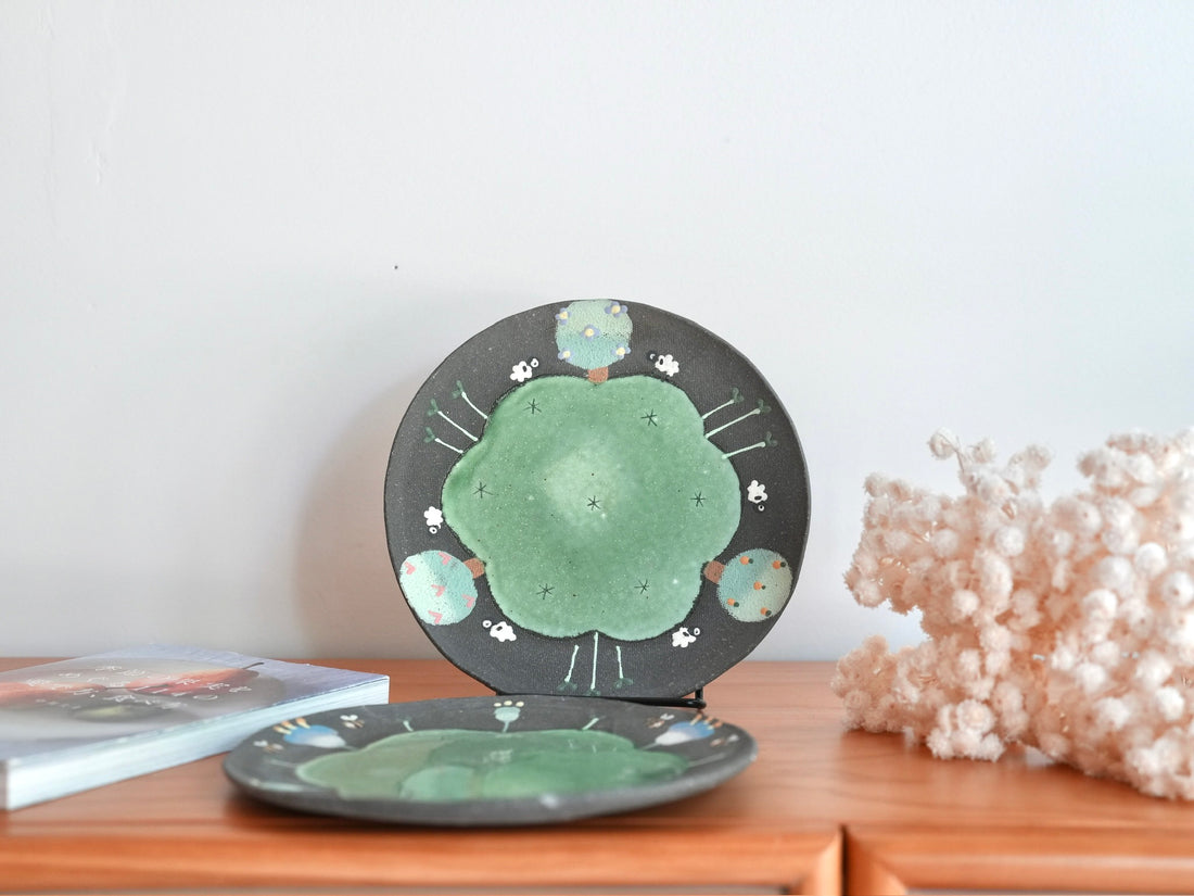 Akemi Nakamura 中村明美 Flower large Round Plate AN28