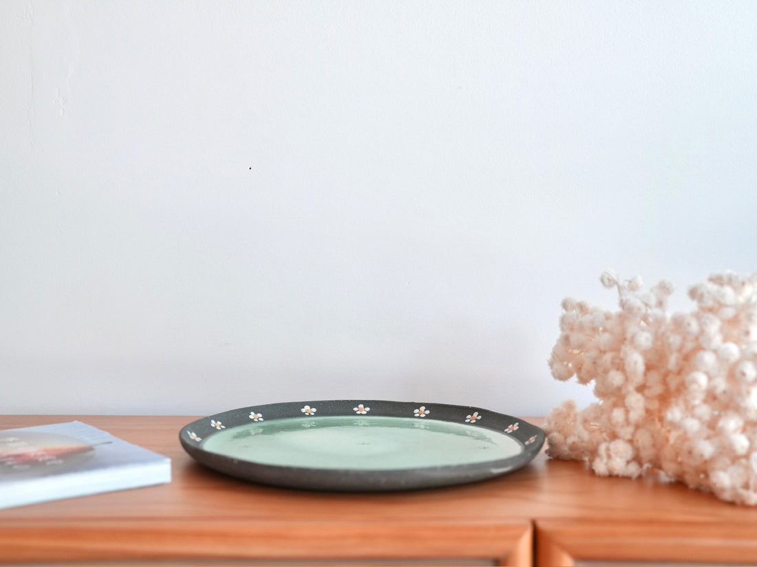 Akemi Nakamura 中村明美 Cake Holder with Lid AN32