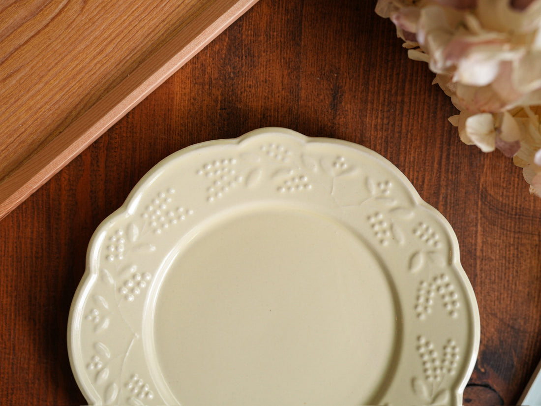 Atelier Gyuusha Medium Floral Shape Round Plate