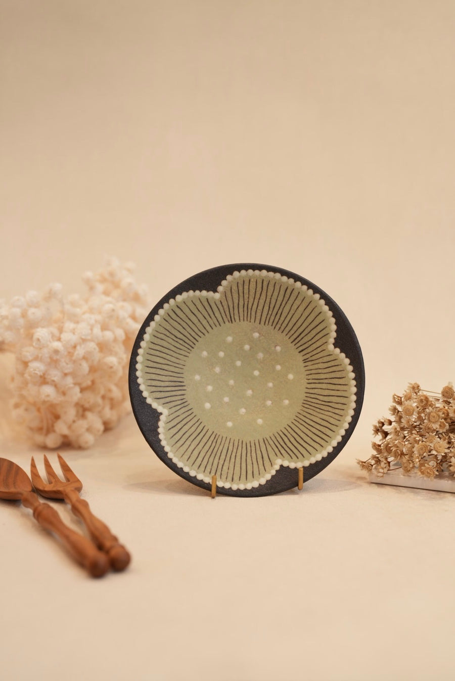 Kei Mitsumochi ミツ持啓 Green Flower with Black Background Small Round Plate  KM37