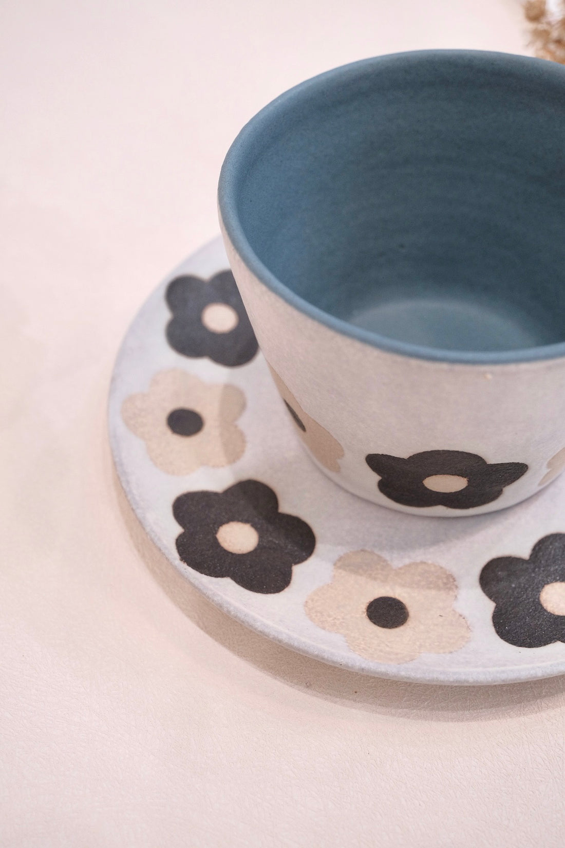 Kei Mitsumochi ミツ持啓 Cream & Black Flower Mug and Saucer KM54