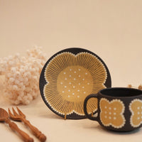 Kei Mitsumochi ミツ持啓 Yellow Flower with Black Background Small Round Plate  KM33