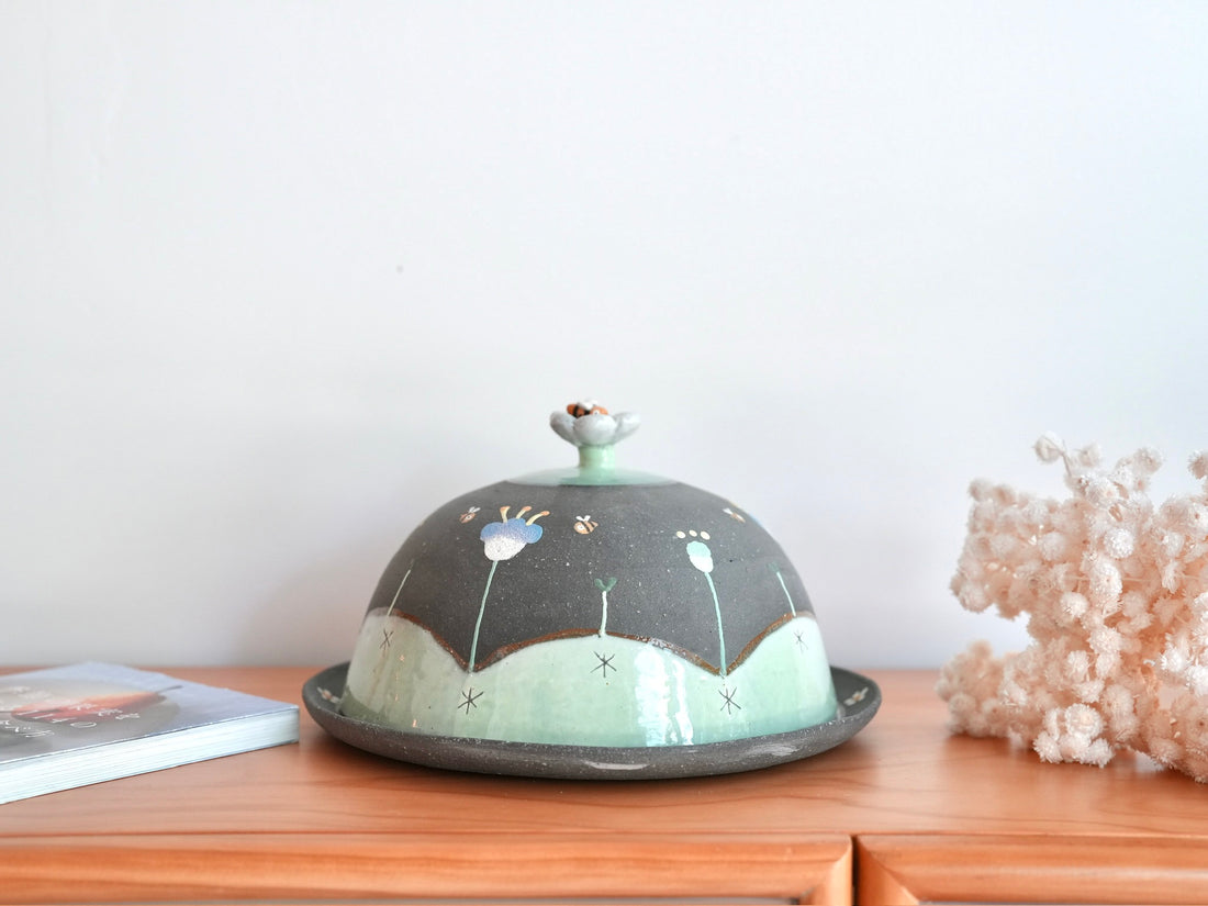 Akemi Nakamura 中村明美 Cake Holder with Lid AN32