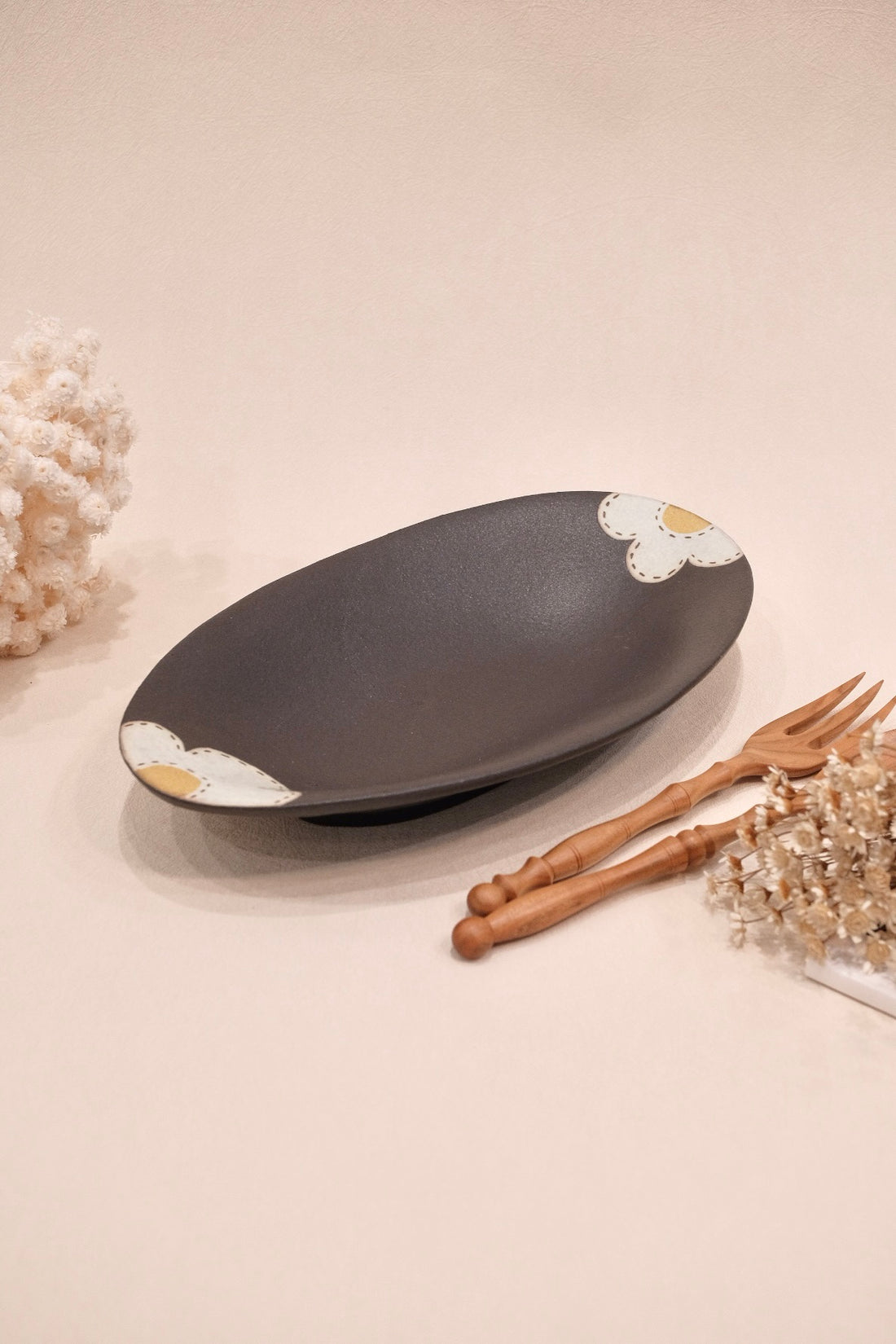 Kei Mitsumochi ミツ持啓 Oval Plate - Black Flower KM09