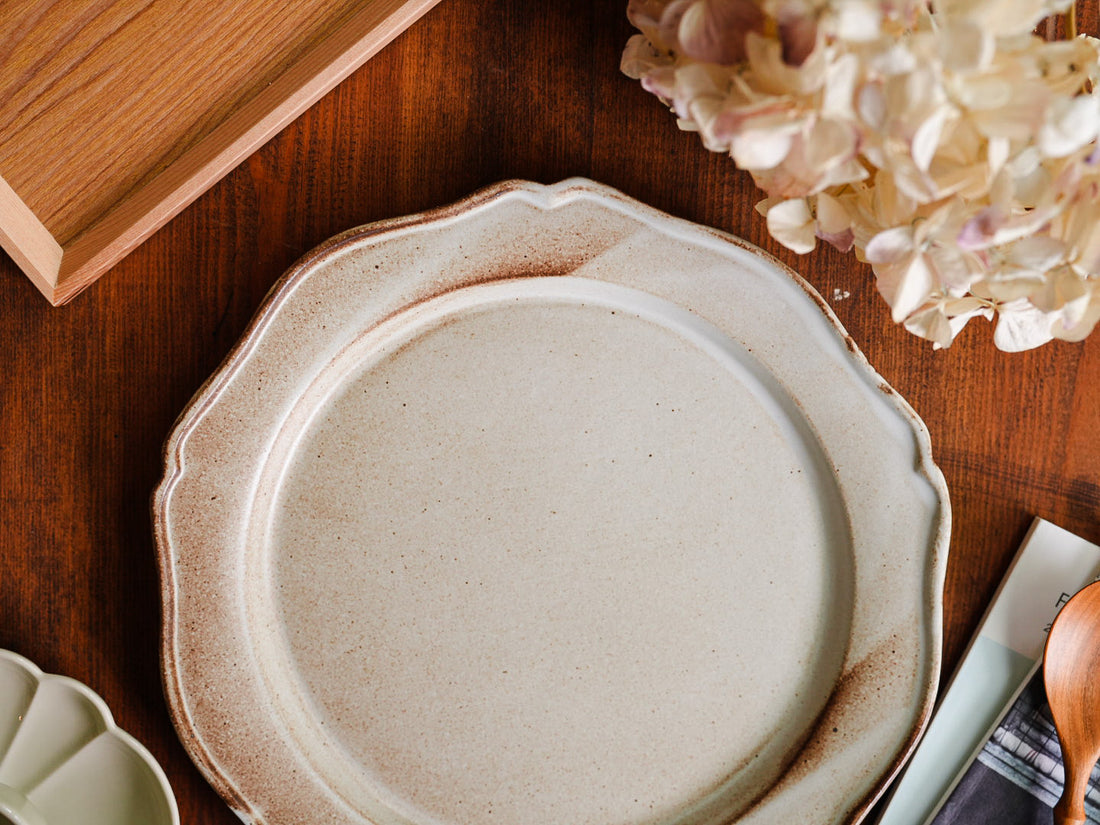Atelier Gyuusha Large Floral Shape Round Plate