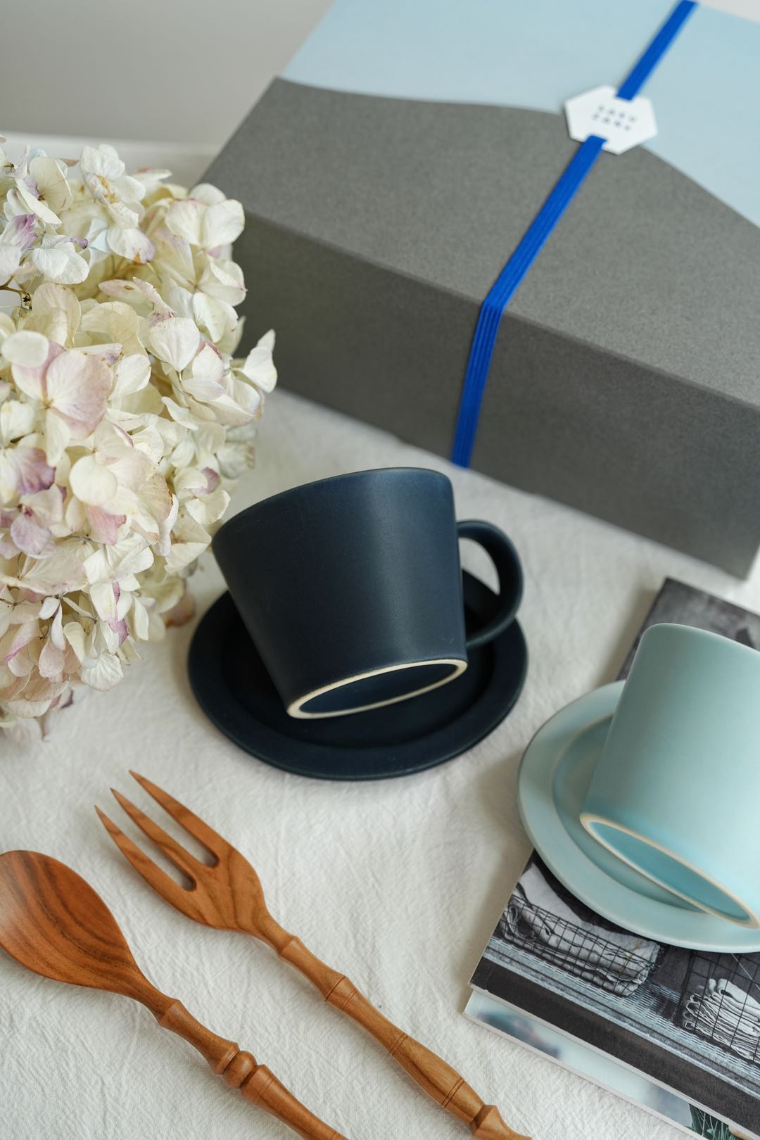 SAKUZAN Sara Gift D Set (2 Coffee Cups & 2 Small Oval Plates) - Navy x Fujiro